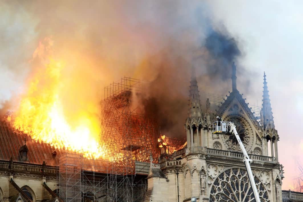 Bomberos salvan estructura de Notre Dame tras incendio