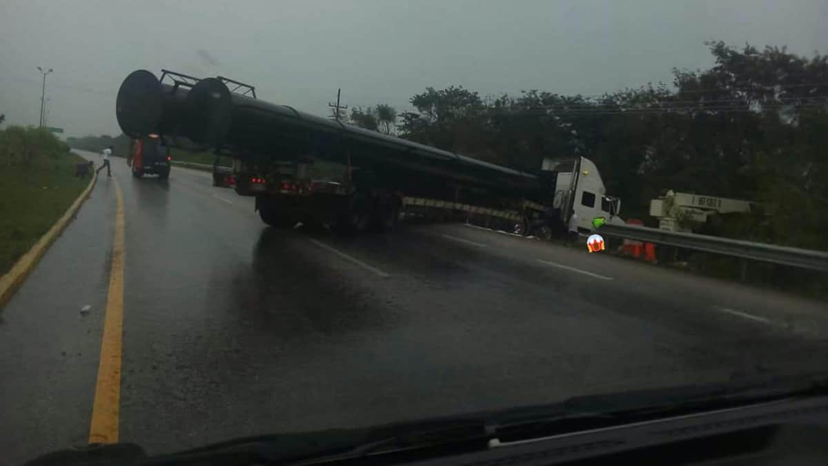 Choque de camión paraliza tránsito en carretera Puerto Morelos-Playa