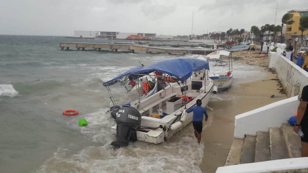 Vientos voltean embarcaciones menores en Cozumel