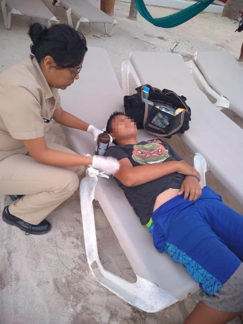 Rescata Marina a menores de una playa de Mahahual