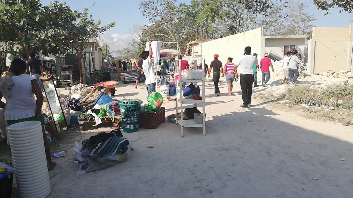 Más de 150 policías intentan desalojar invasión en Playa del Carmen