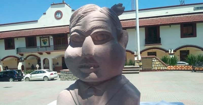 Escultor del busto de Benito Juárez ataca de nuevo; presenta ahora el de AMLO