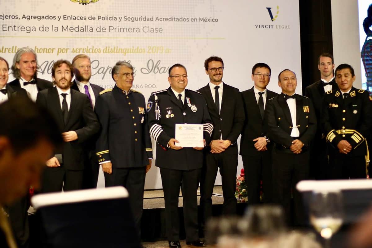 Alberto Capella recibe la "Estrella de Honor" por su trabajo en seguridad