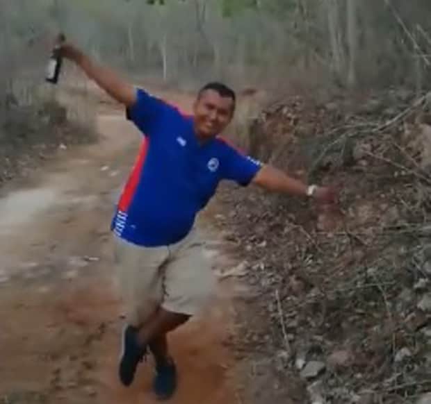 Destituyen a mando policiaco por beber con otros policías en patrulla