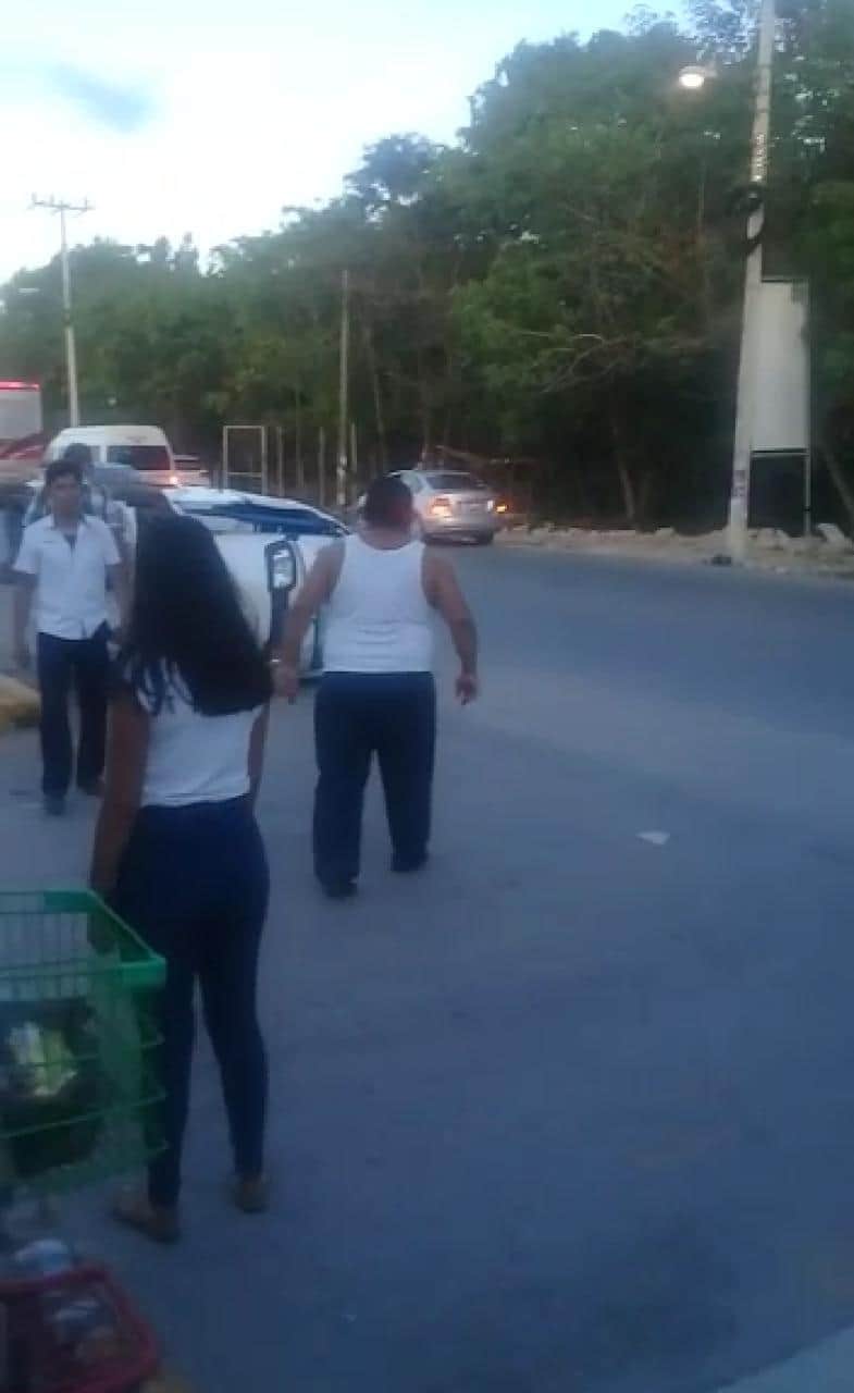Destrozan taxistas de Tulum tres mototaxis