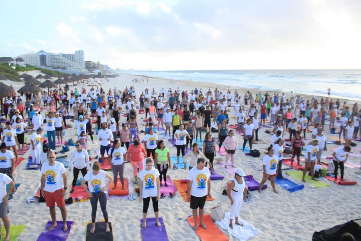 Celebran Día Internacional del Yoga en Playa Delfines