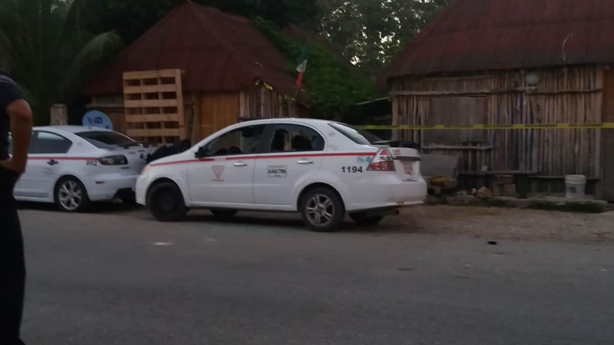 Balean tres taxis en Tulum