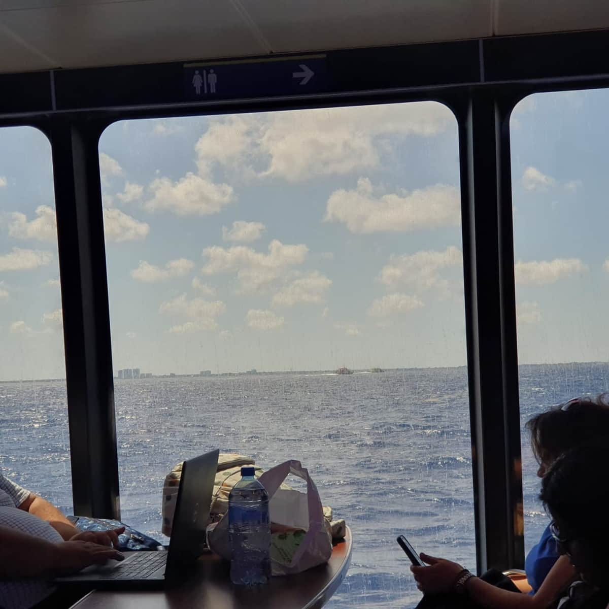 Queda varado ferry de Ultramar a mitad de cruce