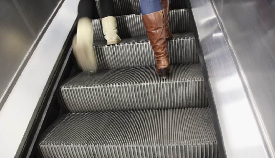 Video: Mujer queda atrapada en escalera eléctrica y pierde la pierna