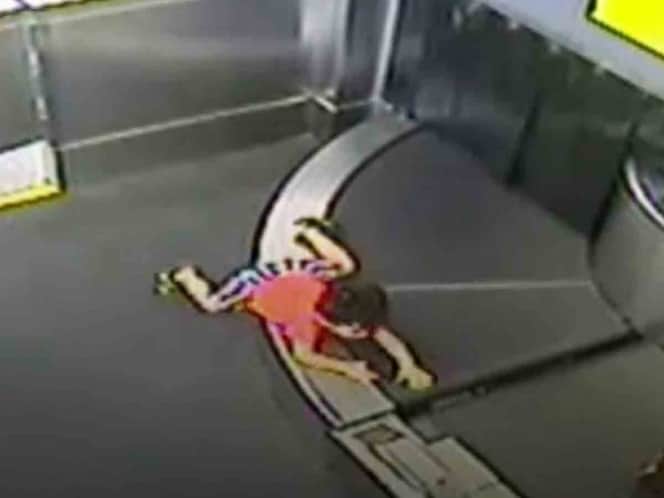 Mujer se descuida y su hijo es tragado por cinta transportadora