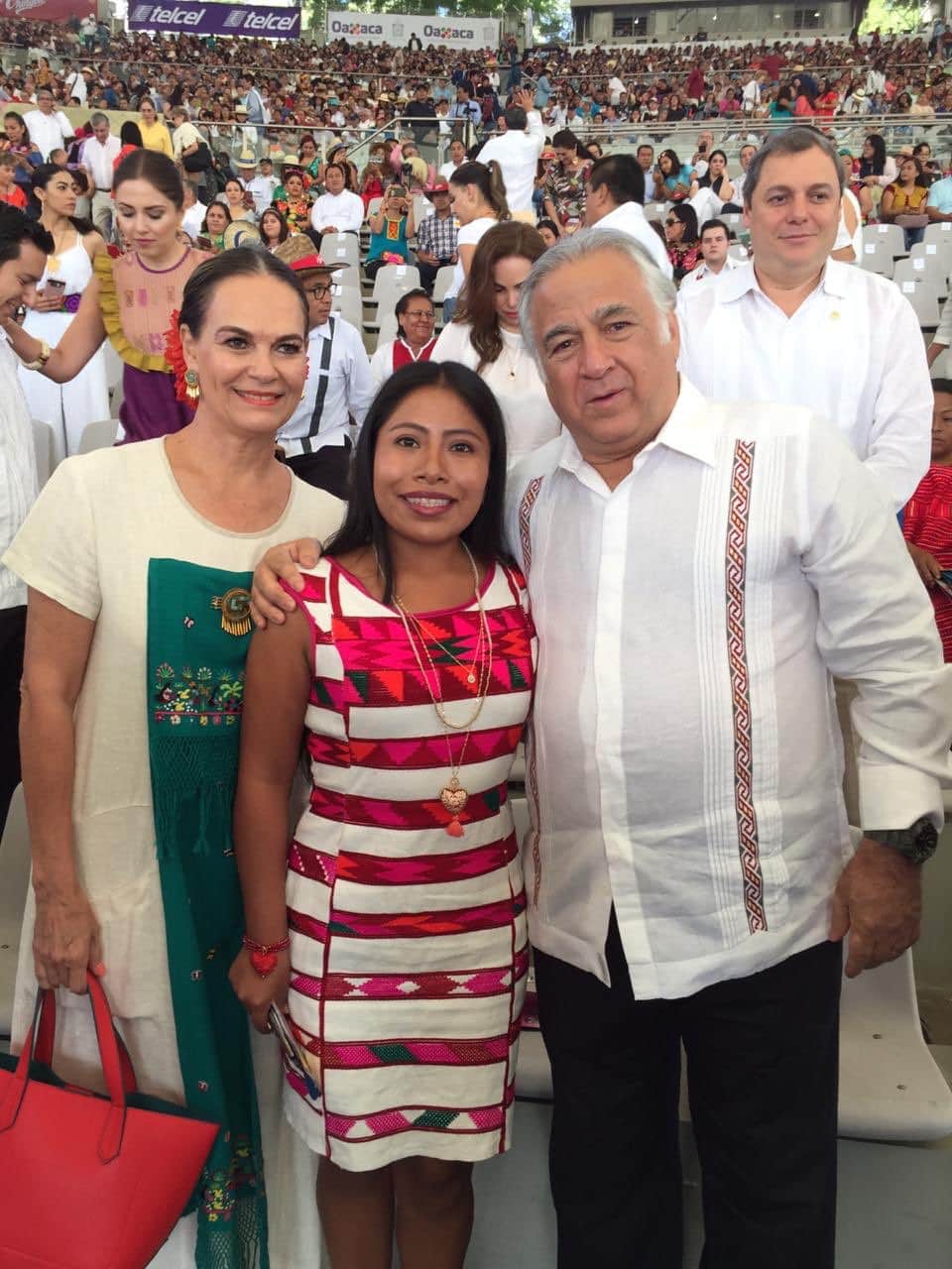 Miguel Torruco presume foto con Yalitza Aparicio en la Guelaguetza