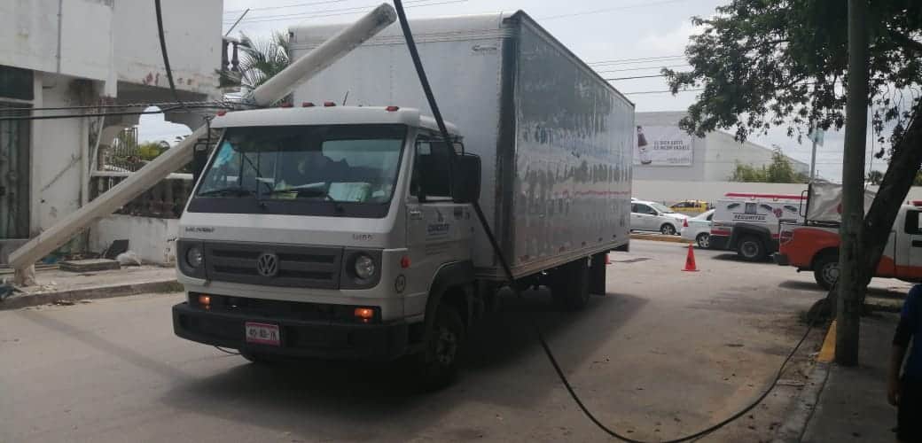 Se cae poste de Telmex sobre camión en Playa del Carmen