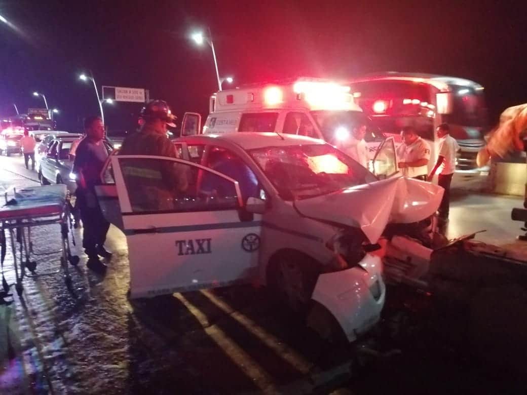 Muere taxista al chocar contra muro, en Playa del Carmen