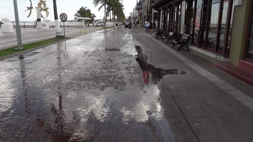 Rebosan aguas negras en el centro de Cozumel; CAPA inoperante