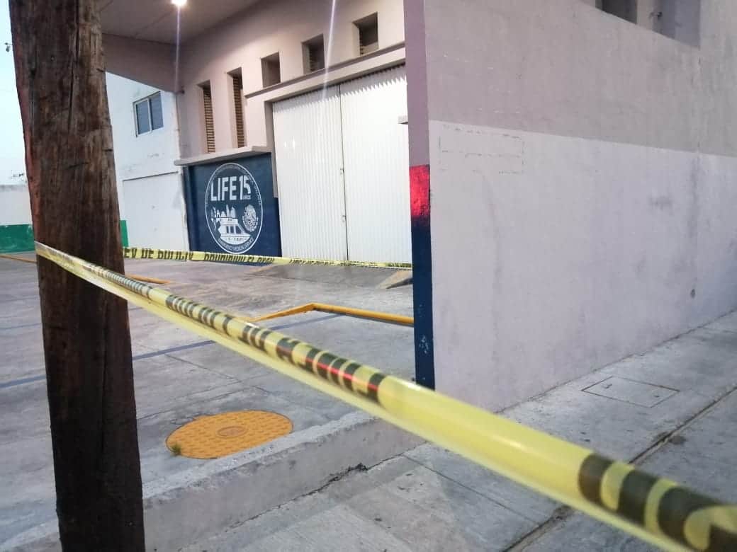 Comando armado quema ambulancias en Cancún