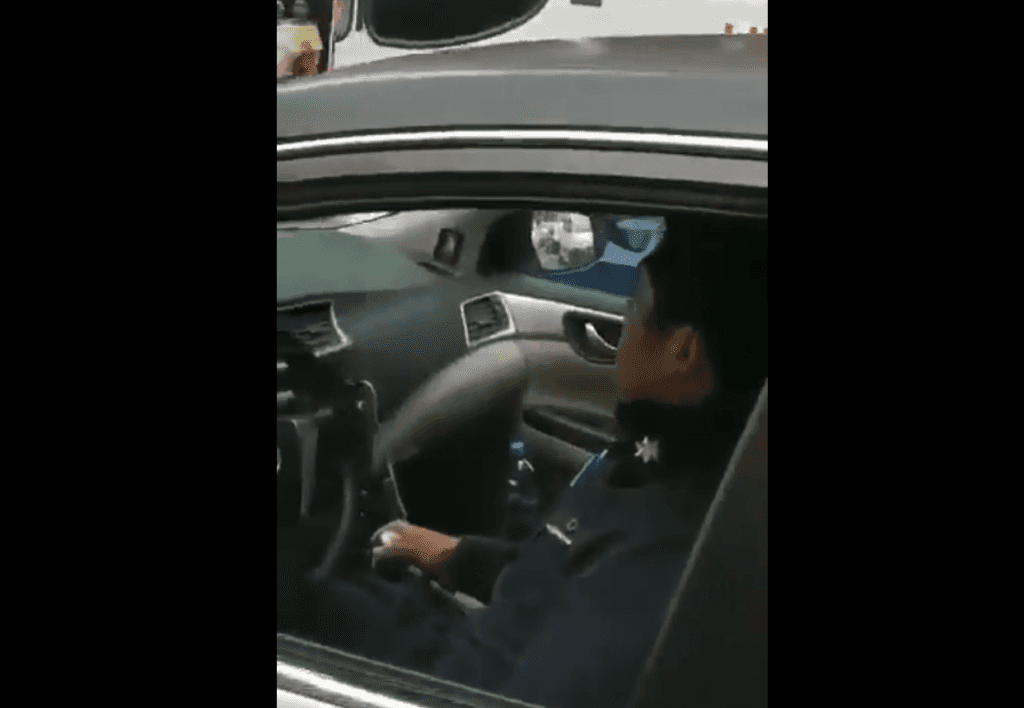 Video: Hombre exhibe a policías que robaron a su hijo