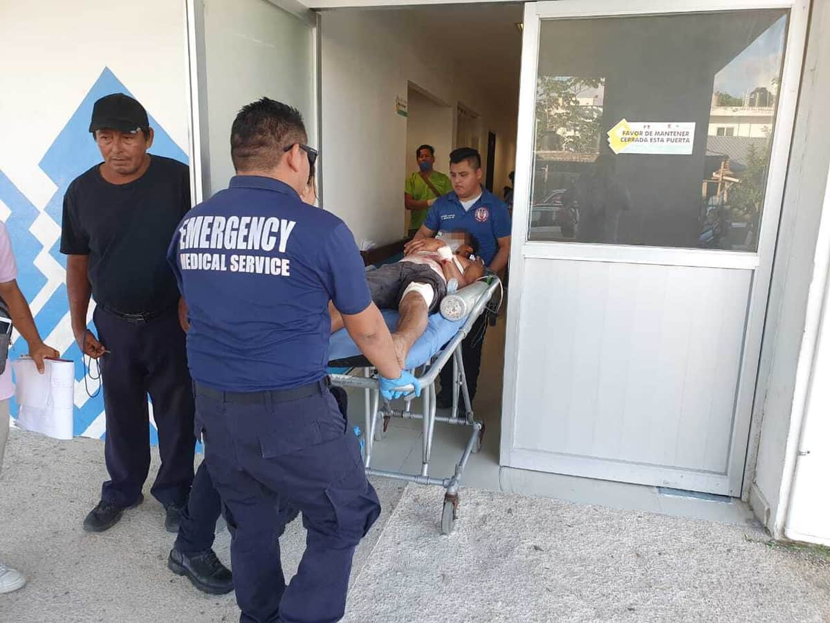 Hermanos terminan en el hospital, uno macheteado y otro con impactos de bala