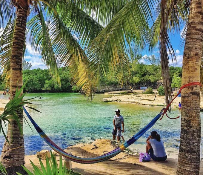 Disfrutan playenses de su bella arena y mar en Punta Esmeralda