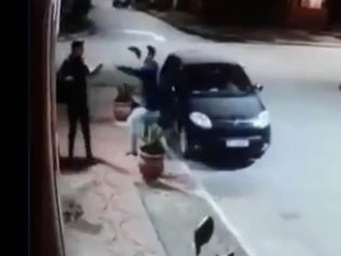 Ladrón descubre que la víctima era su amigo y se abrazan fraternalmente