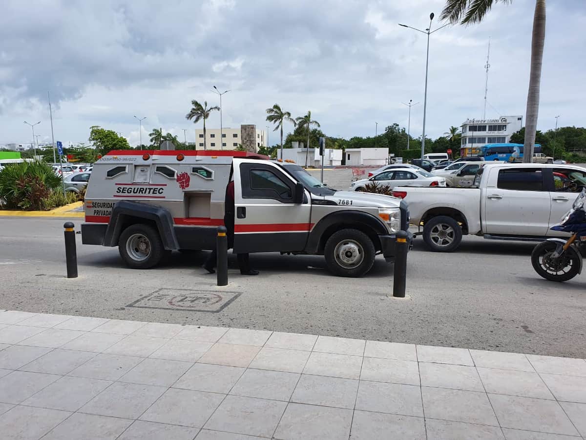 ¡Se les olvida la pistola! Guardias de valores la dejan en cajero de Centro Maya