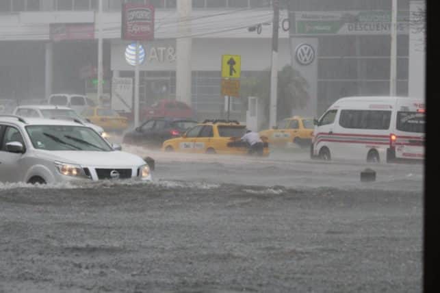 Tromba colapsa las principales avenidas de Villahermosa Tabasco