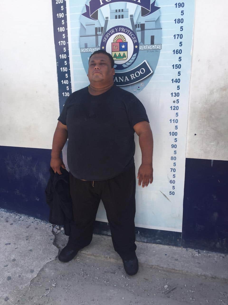 Detienen a policía en Cancún por “morder” a turistas