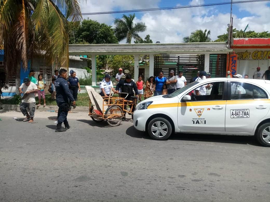 Triciclero se salva de morir, luego de que un taxi lo arrastrara en Chetumal
