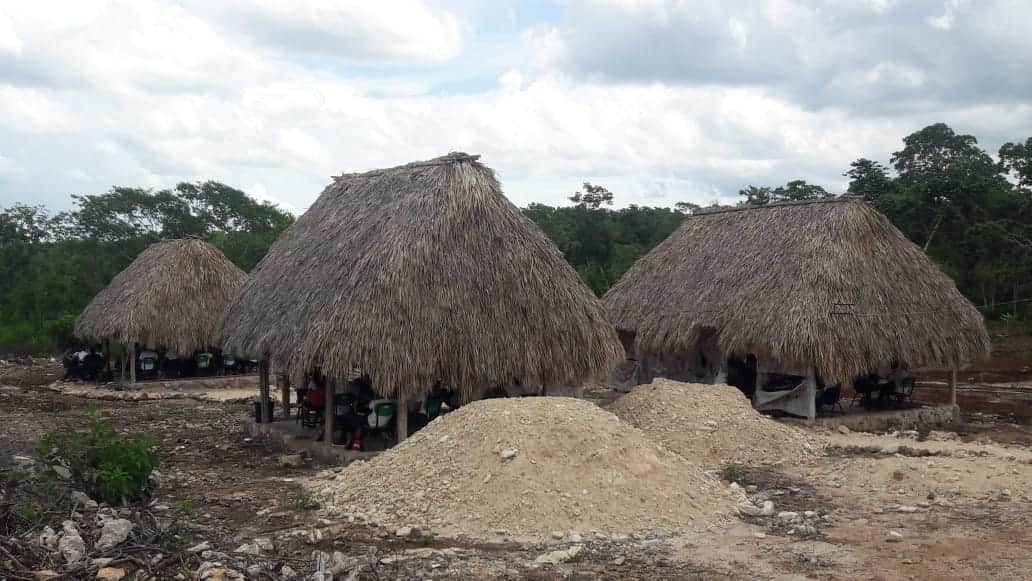 Alumnos toman clases en palapas por falta de aulas en la zona maya