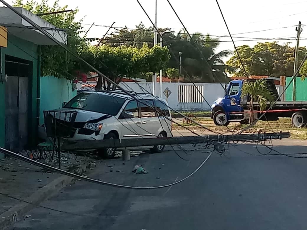 Culpan a administradora del Hospital Morelos de chocar y tirar un poste de luz