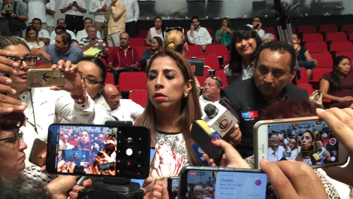 Entra Marybel Villegas al Congreso a la mala y con grupo de choque