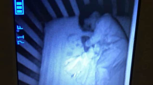 ¡Un "bebé fantasma" duerme con su hijo y se hace viral!
