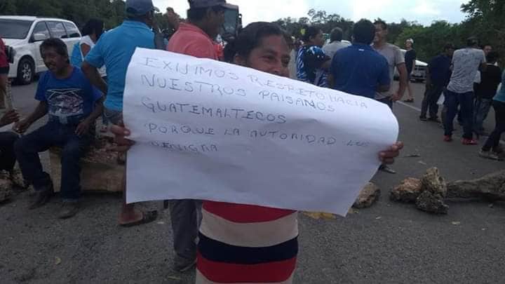 Bloquean entrada a comunidad de Bacalar