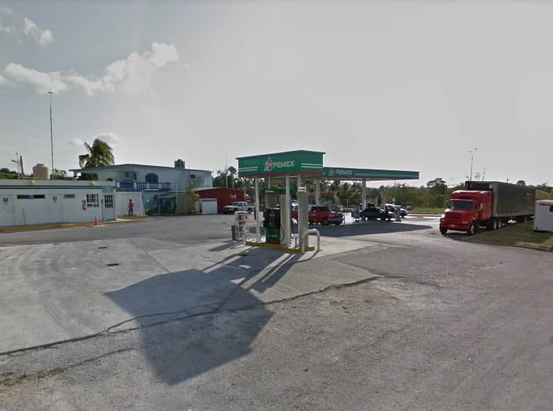 Falsos policías asaltan gasolinera en Bacalar con camioneta robada