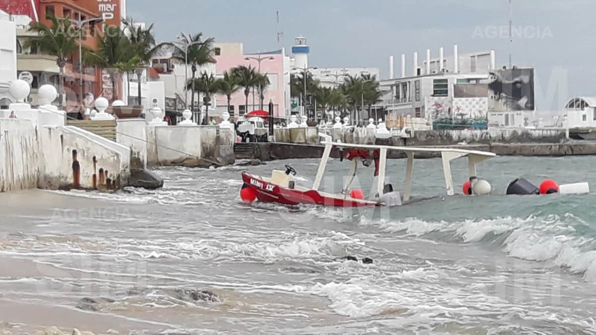 Embarcación se hunde frente a muelle en Cozumel