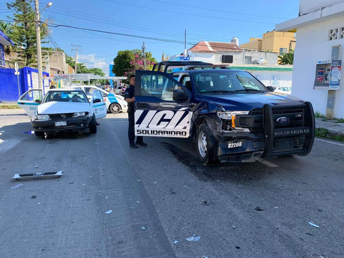 Choca patrulla con taxi en el centro de Playa del Carmen