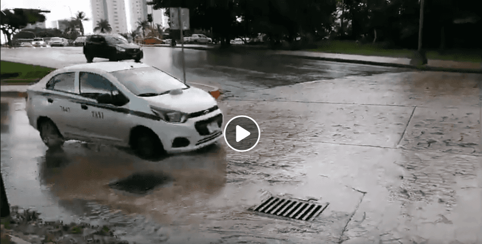 Coladeras rebosan aguas negras en Cancún