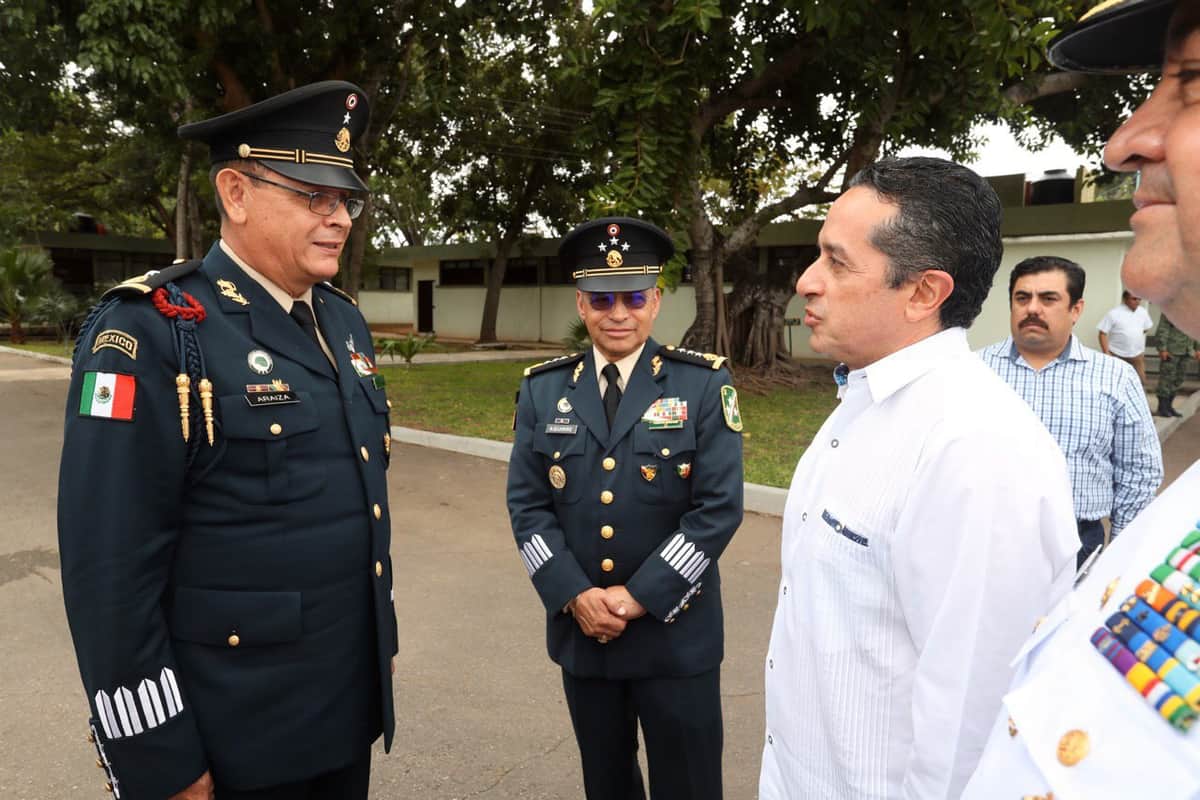 Carlos Joaquín asiste a la Toma de Protesta de Bandera del nuevo comandante de la 34ª Zona Militar