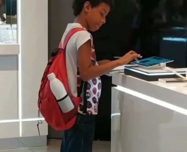 Niño utiliza tablet de tienda; solo quería hacer su tarea