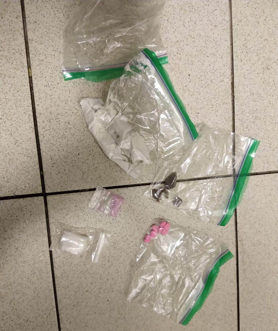 Perro detecta a sujeto con drogas en la calle 12 de Playa del Carmen