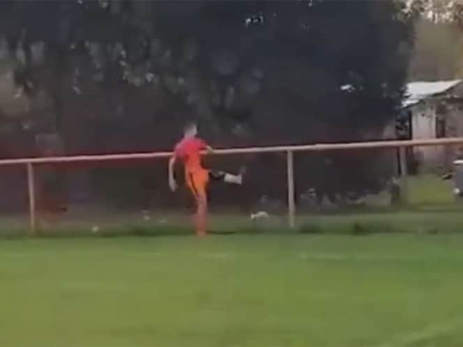 Video: Futbolista asesina a un pollo de una patada