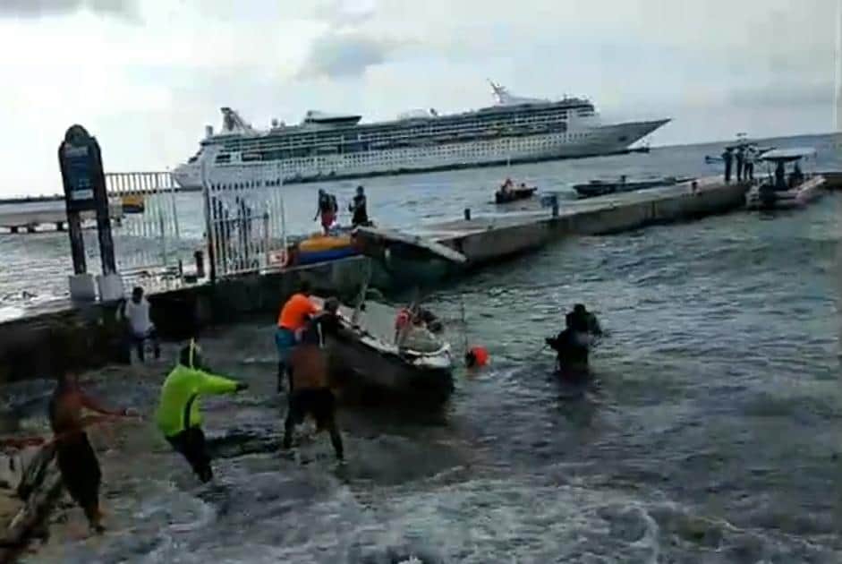 Encalla embarcación turística en Cozumel