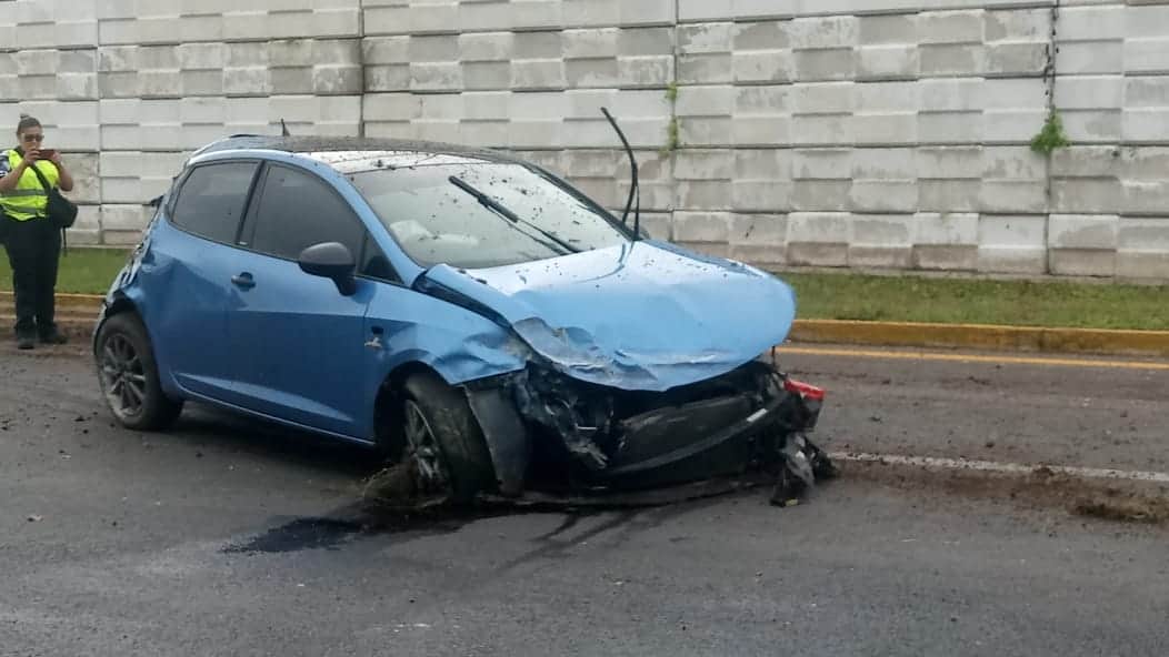 Destroza su vehículo al chocarlo contra puente en Chetumal