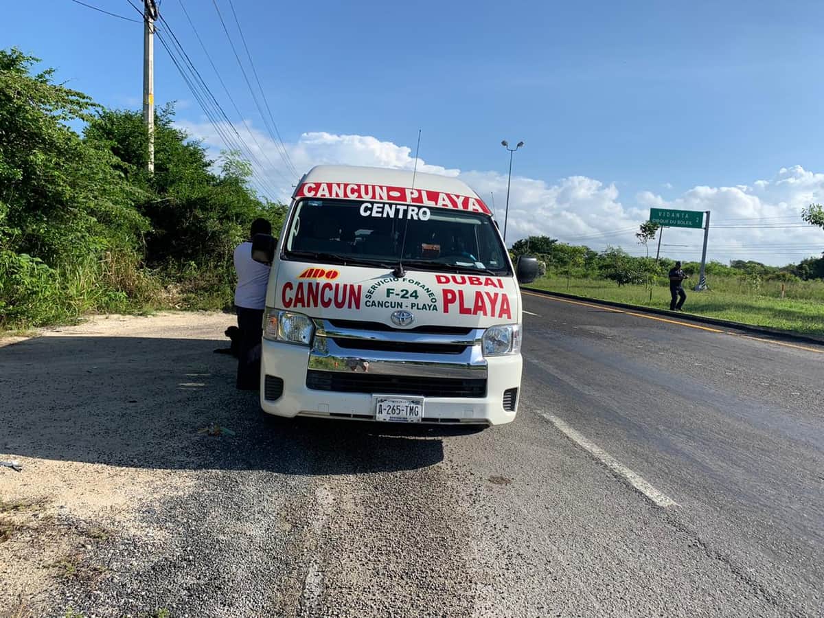Asalta con metralleta una van Cancún-Playa y huye con turista como rehén