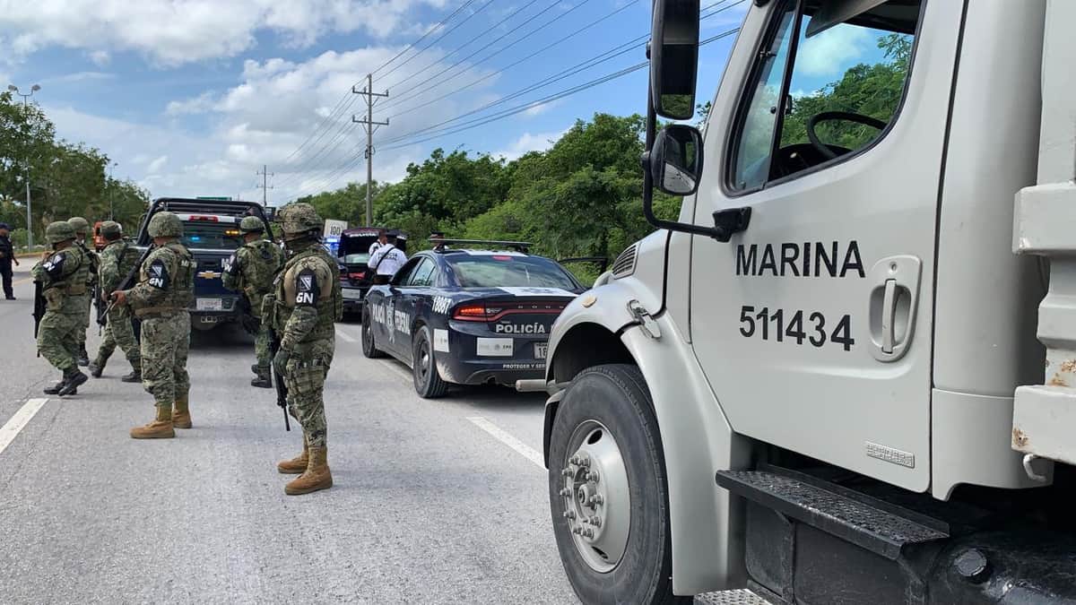 Asalta van Cancún-Playa con metralleta y secuestra a turista española