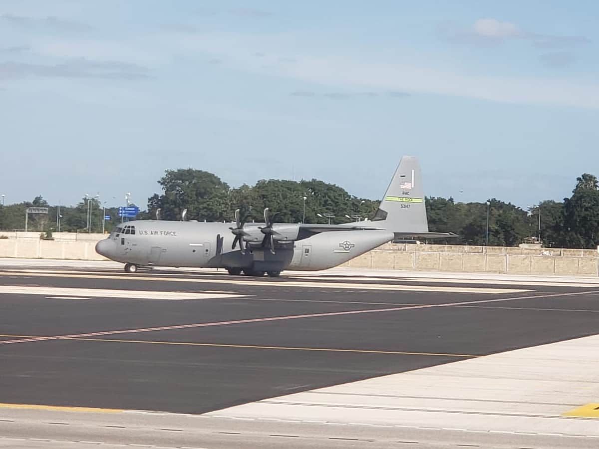 Aterriza de emergencia avión de Air Force de EU en Cancún