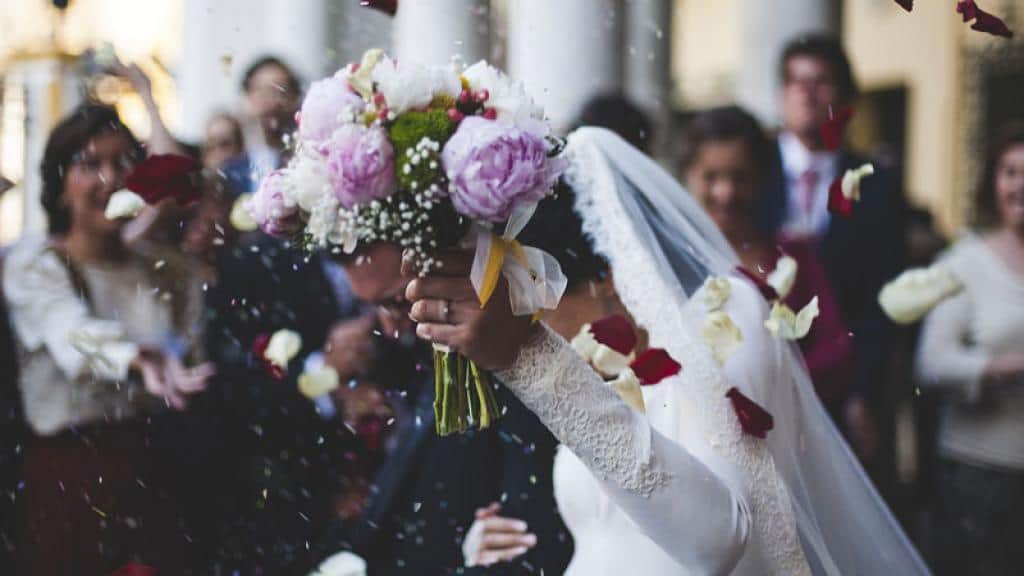 Entregan a su única hermana vestidos de superhéroes en su boda