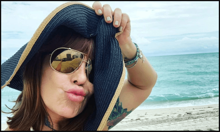 Disfruta Alejandra Guzmán en bikini y sin maquillaje junto a Silvia Pinal en la playa
