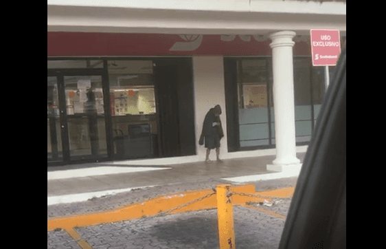 Captan a viejita indigente de Playa del Carmen congelada por el frío