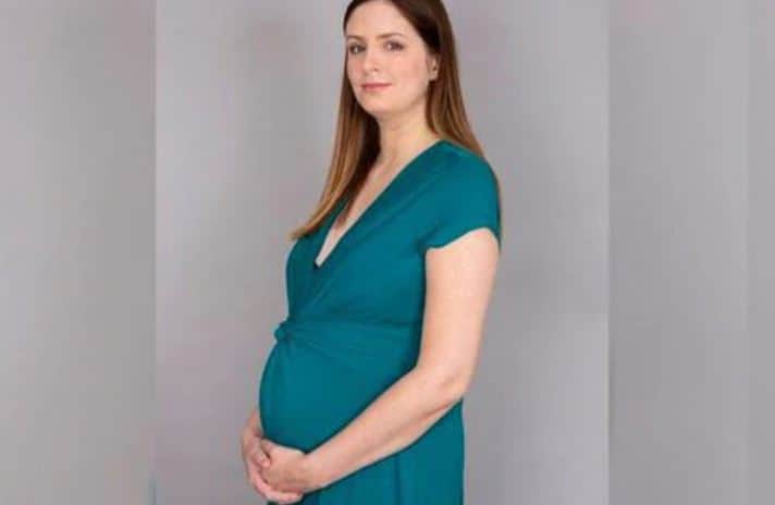 Mujer adopta a mellizos y los devuelve al quedar embarazada