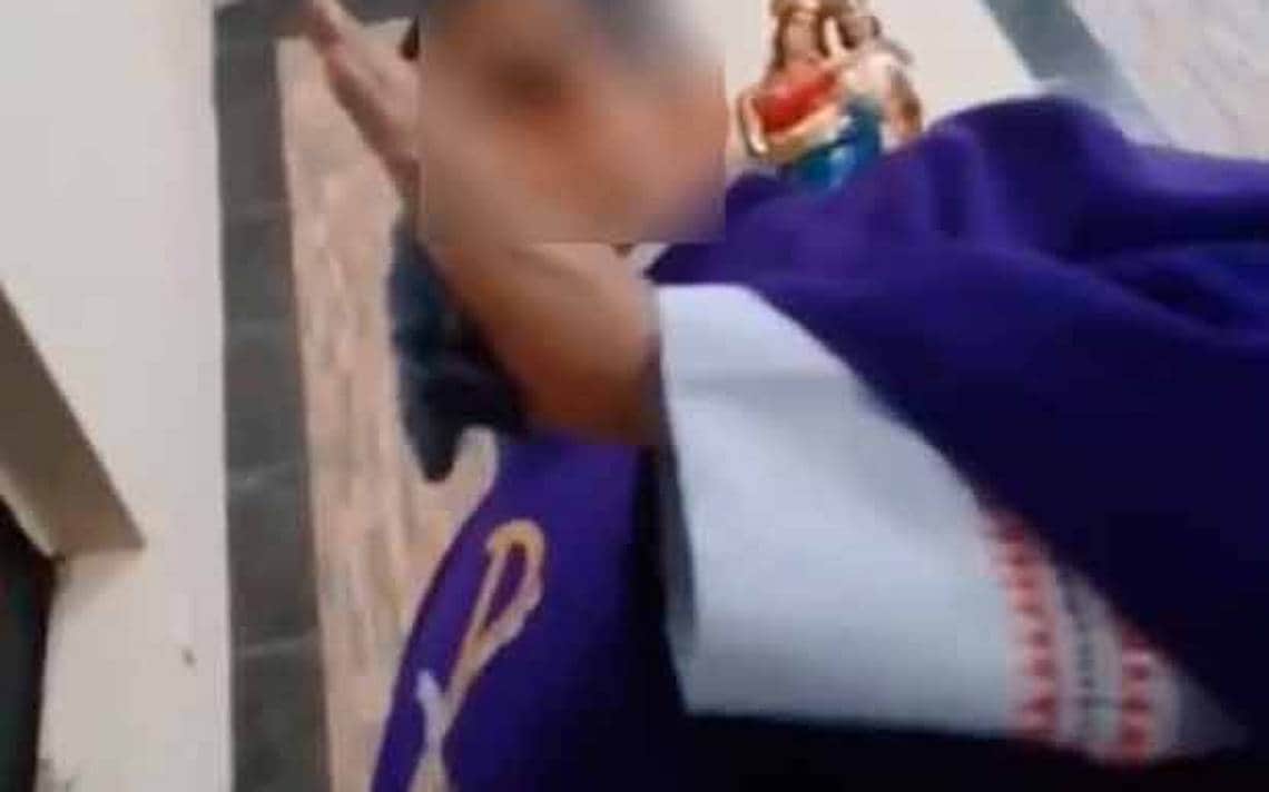 ¡Con groserías un sacerdote regaña a niña e insulta a la madre!